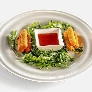 Mozzarela sticks cu sos dulce picant