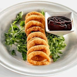 Inele de ceapa cu sos barbeque