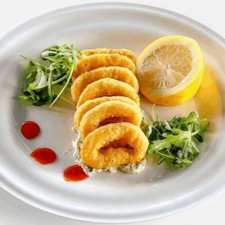 Inele de calamari cu sos tzatziki