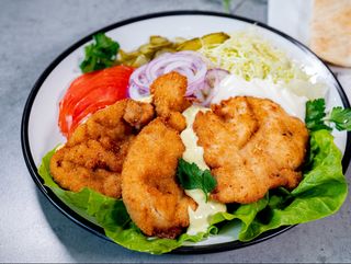 Snitel de pui la farfurie