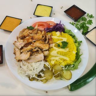 Kebab pui cu garniture de orez mediteranean