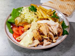 Kebab mic de pui la farfurie