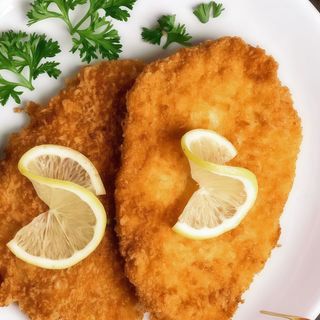 Cotoletta di pollo con patate fritte