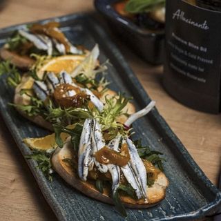 Crostini con Sardine e Peperoni Arrostiti