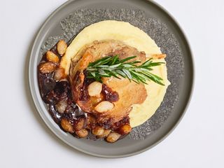 Coscia d’Anatra con Purè Aromatizzato, Baby Carote e Salsa all’Arancia