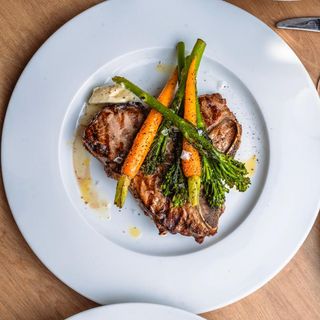 T-Bone alla Griglia con Fagiolini, Rucola e Parmigiano