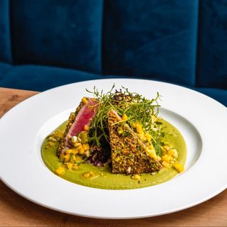 Tonno Rosso in Crosta di Pistacchio con Purè di Piselli e Salsa al Mango
