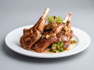 Costolette di Agnello Aromatizzate con Patate Schiacciate e Salsa Cremolese