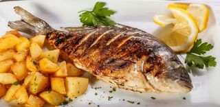 Peste farfurie dorada