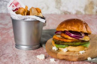 Meniu halloumi burger cu cartofi 