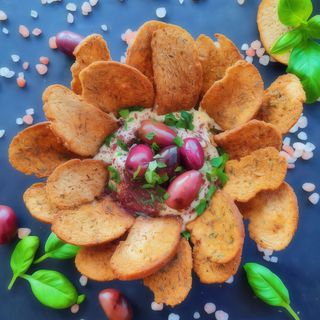 Humus cu Chimion, Măsline și Pâine Crispy de Casa