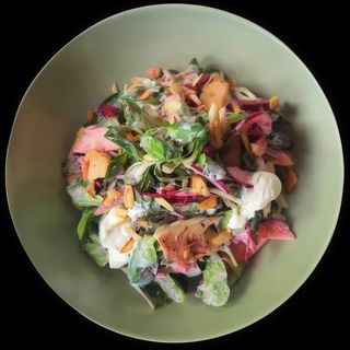 Salată aromată cu păstrăv afumat