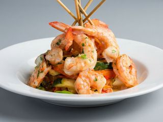 Creveti cu legume si sos de vin alb