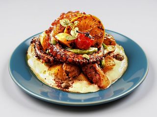 Caracatiță fragedă și aromată cu legume coapte