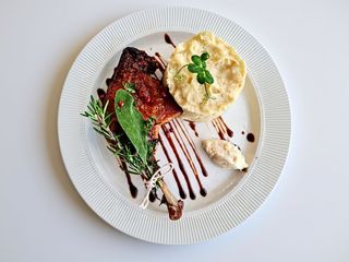 Pulpă de rață fragedă cu piure de rădăcinoase & hrean iute