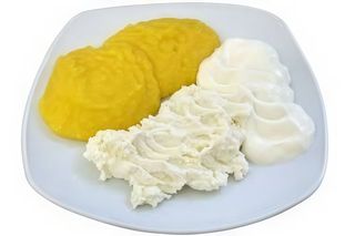 Brânză cu smântână și mămăligă