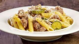 Penne con zucchine e salsiccia