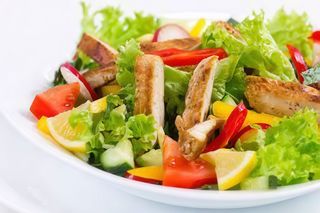 Salată cu pui la grătar