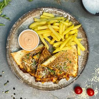 Quesadilla de Pui cu Cartofi Prajiti si Sos Cocktail