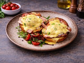 Oua Benedict cu bacon