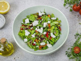 Salata cu fasole rosie si branza de capra