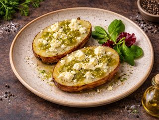 Cartofi la Cuptor cu Telemea si sos Pesto