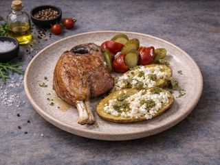 Ciolan de Porc  cu Cartofi la Cuptor cu Telemea si Pesto de Busuioc