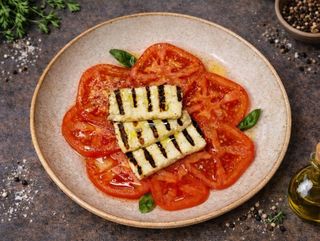 Halloumi la Gratar cu Rosii Proaspete