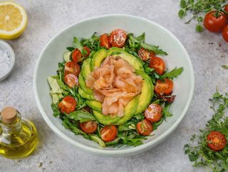 Salata cu Somon  Afumat avocado si rosii cherry