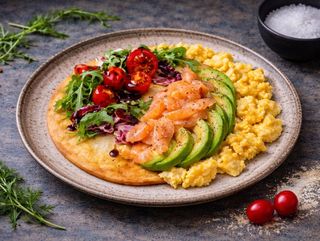 Scrambled Eggs cu Avocado si Somon Afumat