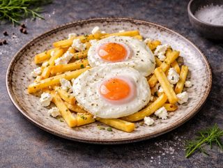 Cartofi Prajiti cu Oua Ochiuri si Branza Feta