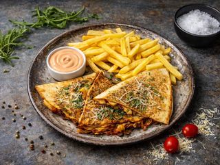 Quesadilla de Pui cu Cartofi Prajiti si Sos Cocktail