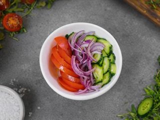 Salata de rosii si castraveti