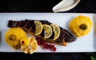 Păstrăv la grătar sau prăjit