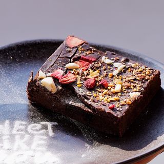 Brownie cu căpșune și fistic