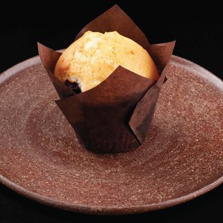 Brioșă cu cremă de brânză, coacăze roșii și matcha