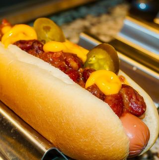 Coney Dog + 1 portie de cartofi pai GRATIS