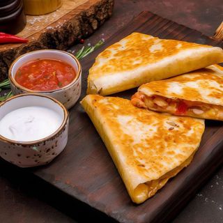 QUESADILLA CU PIEPT DE PUI SI 2 SOSURI