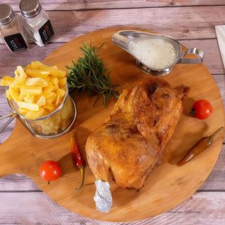 Jumatate de pui la ceaun si cartofi pai cu mujdei de usturoi