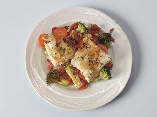 Salau cu legume grill si sos de lamaie