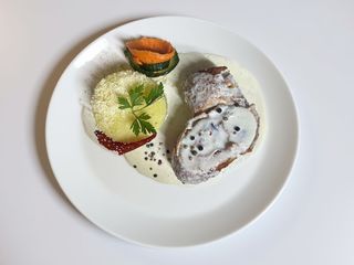 Cordon bleu din muschi file de porc cu piure de cartofi, sos gorgonzola