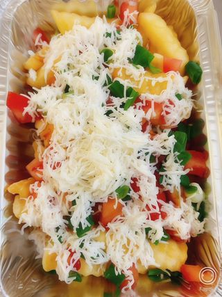 Cartofi prajiti cu branza rasa, rosii proaspete si ceapa verde 300 gr 