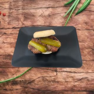 sandwich cu ceafa de porc si castravete murat