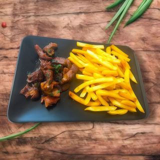 Pastrama de oaie la ceaun cu cartofi prajiti, mamaliga si castraveciori muraticastraveti murati