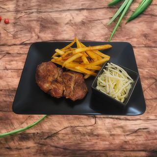 Ceafa de porc la gratar cu cartofi prajiti si salata de varza