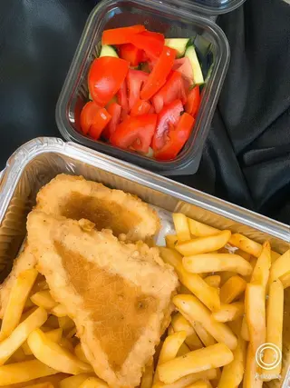 Cascaval pane cu cartofi prajiti si salata