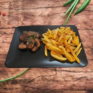 Ficatei de pui la tigaie cu vin si usturoi , cartofi prajiti si salata de varza