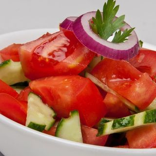 Salata de rosii cu castraveti