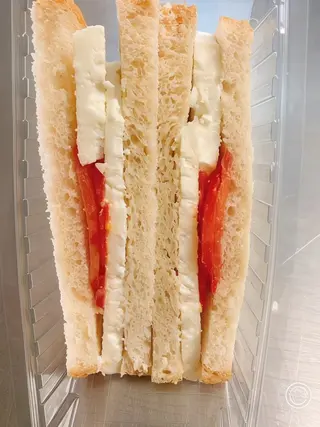 Sandwich cu branza si rosii