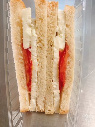 Sandwich cu branza si rosii 